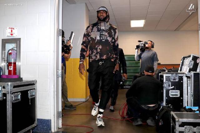 哈登暴走夜！单节27分+全场55分，快船终结连败全靠他一人扛（哈登火力全开：单节27分、全场55分，独扛快船止连败）