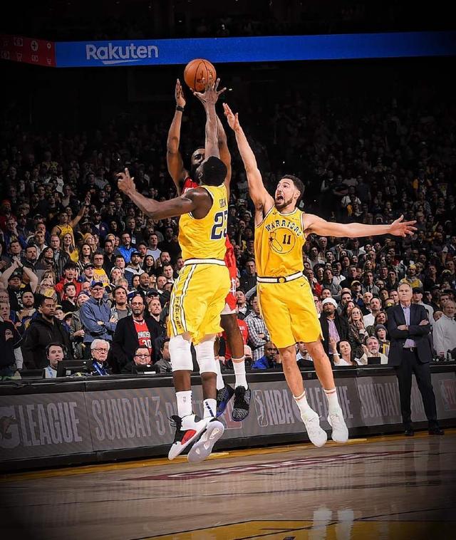 致敬老友，库里圣诞大战对阵克莱穿了对方的安踏KT11专属球鞋（圣诞大战致敬旧友：库里对阵克莱上脚安踏KT11签名鞋）