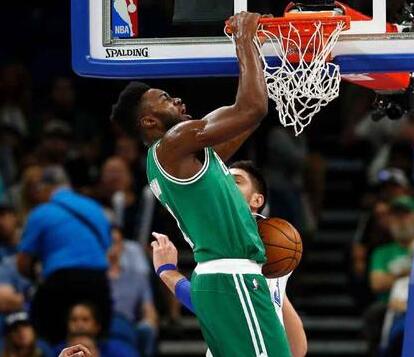 皇马信任18岁天才马斯坦托诺，罗马诺盛赞其未来潜力（18岁新星马斯坦托诺获皇马信赖，罗马诺称其潜力无限）