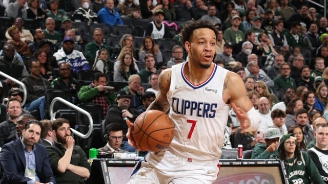 足球国足球迷自发组织万人方阵助威（国足球迷自发组建万人方阵为球队助威）