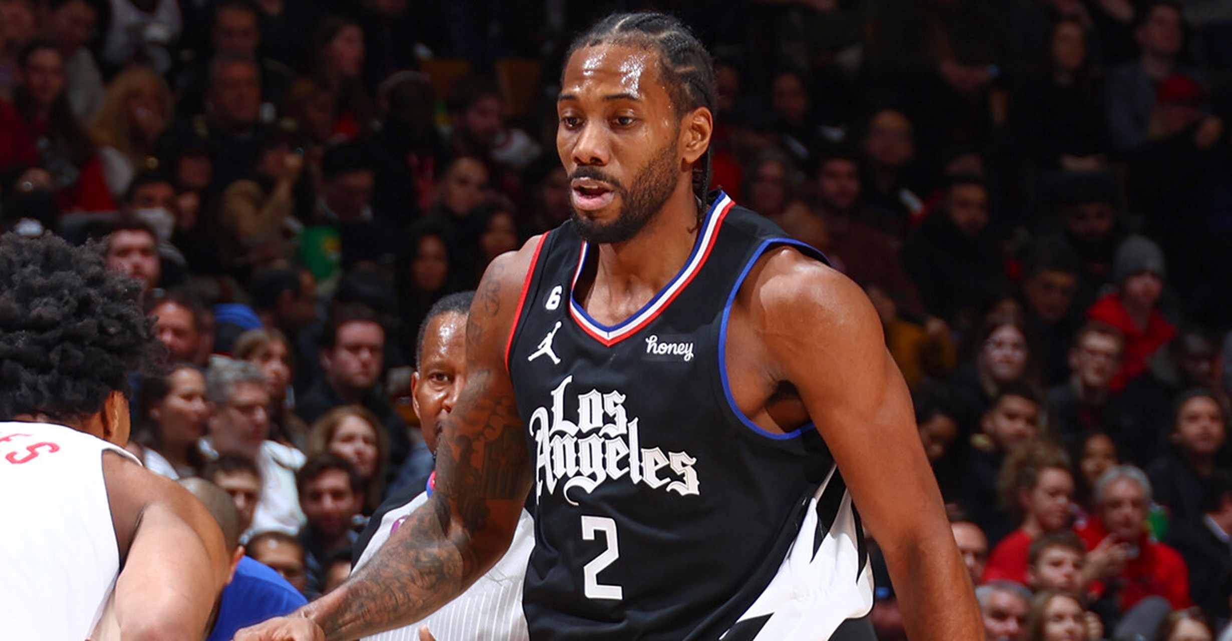 科贝记者：法兰克福球迷往巴萨球迷区投掷杂物甚至发射焰火（科贝记者：法兰克福球迷在巴萨球迷区投掷杂物并施放焰火）