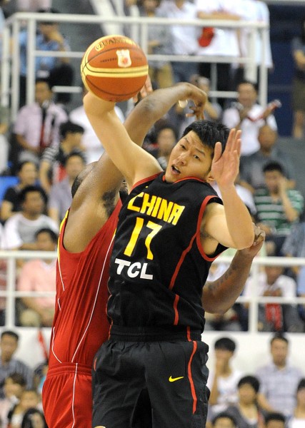 自己来！弗拉格依靠个人能力连续拿分 帮助球队苦苦支撑（弗拉格凭个人能力连续得分，苦撑球队局势）