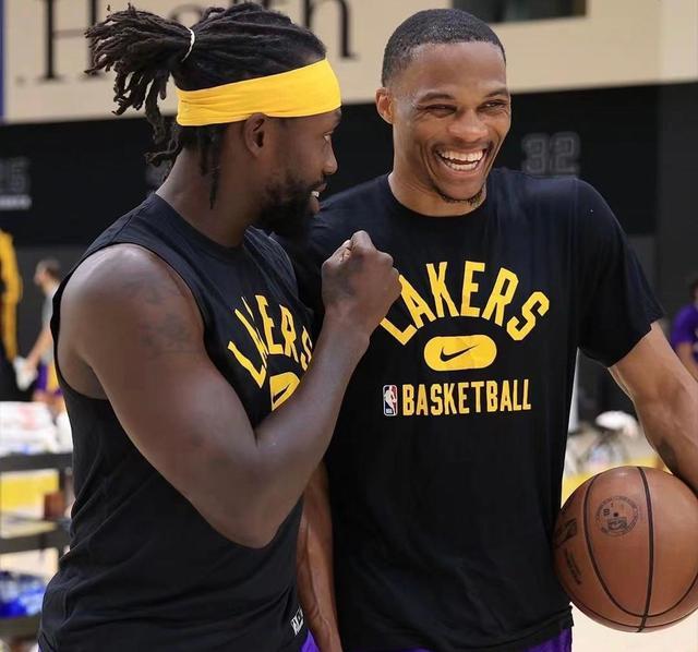 游刃有余！洛夫顿10中5拿到19分5板4助 正负值+17（得心应手！洛夫顿10投5中砍下19分5篮板4助攻，正负值+17）