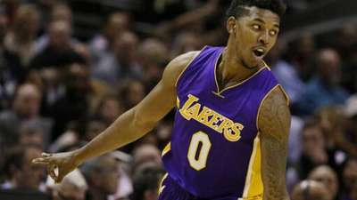 首秀中规中矩！张镇麟替补12中3拿到10分3助（首战表现平平：张镇麟替补12投3中，贡献10分3助攻）