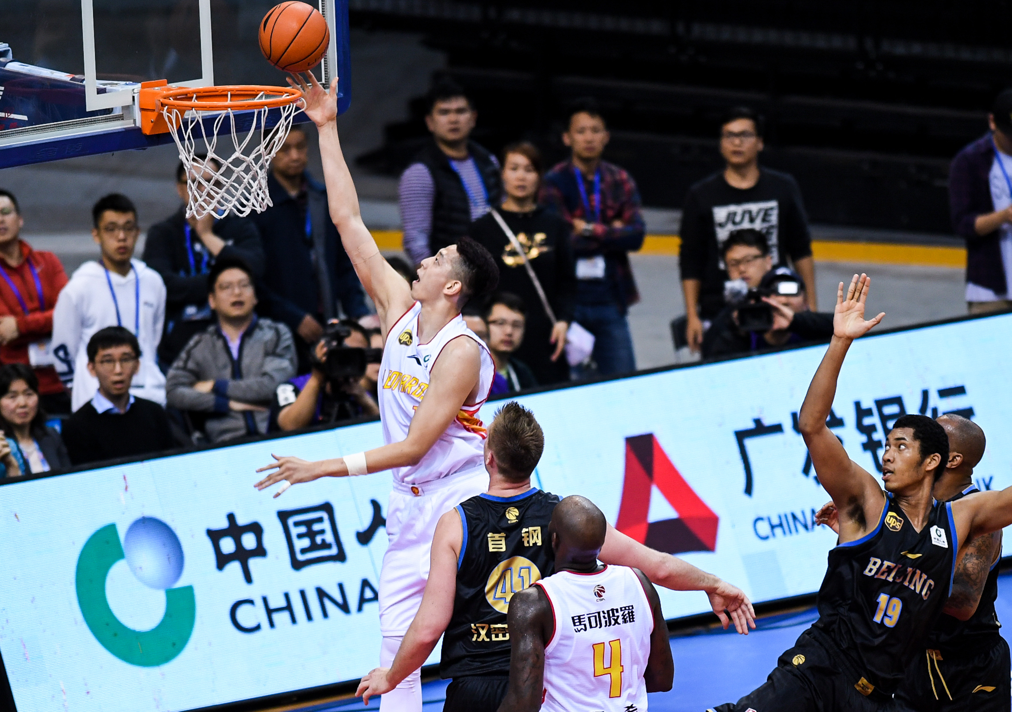 帕雷德斯：我和内马尔经常联系，若他想来博卡我们会等他（帕雷德斯：常与内马尔联系，他若愿来博卡，我们静候）