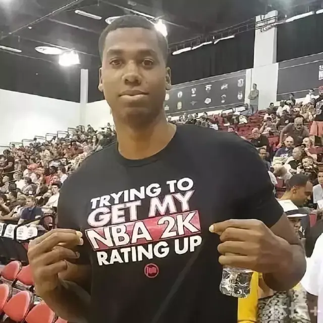 欧文突破防守造成杀伤球成功（欧文强突撕裂防线造犯规并完成得分）