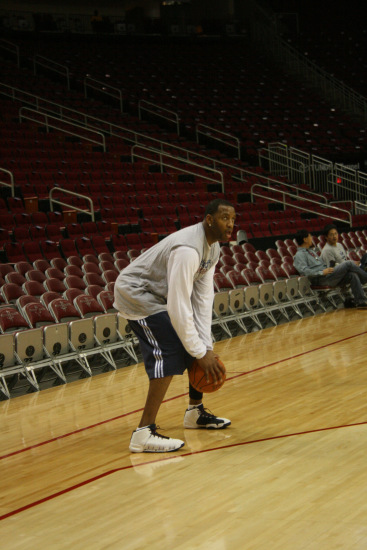 北京95-99山东遭1喜3忧！奥莫特范子铭纯废，曾凡博仍未出选择！（北京95-99不敌山东：一喜三忧，奥莫特与范子铭状态低迷，曾凡博仍未作出选择）