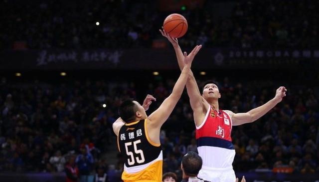 攻守兼备！韦尔半场10中6拿到全队最高14分9板 三分4中2（攻防俱佳！韦尔半场10投6中砍全队最高14分9板，三分4投2中）