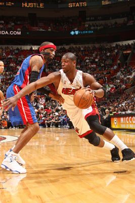 梅西妹妹因出车祸推迟婚礼，其男友是迈阿密国际青训营教练（梅西妹妹遭遇交通事故致婚礼延期，男友担任迈阿密国际青训营教练）