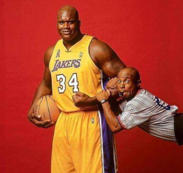 在空中直上直下：福法纳对阵巴萨个人集锦（腾空制霸：福法纳对阵巴萨高光时刻）